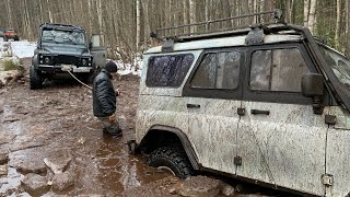 Коварный лёд не выдерживает, открыли зимний сезон)