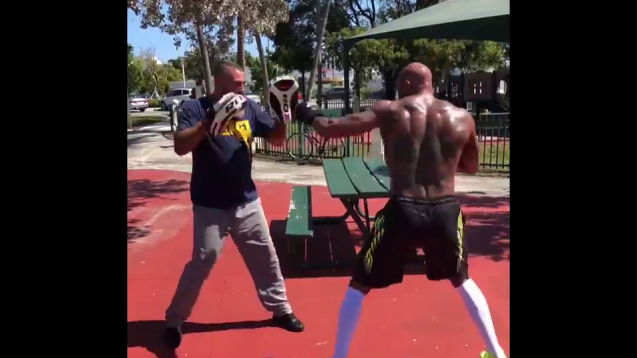 booba-montre-enfin-ses-jambes-youtube