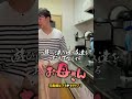 遊びに来た娘の友達をおもてなしするお母さん