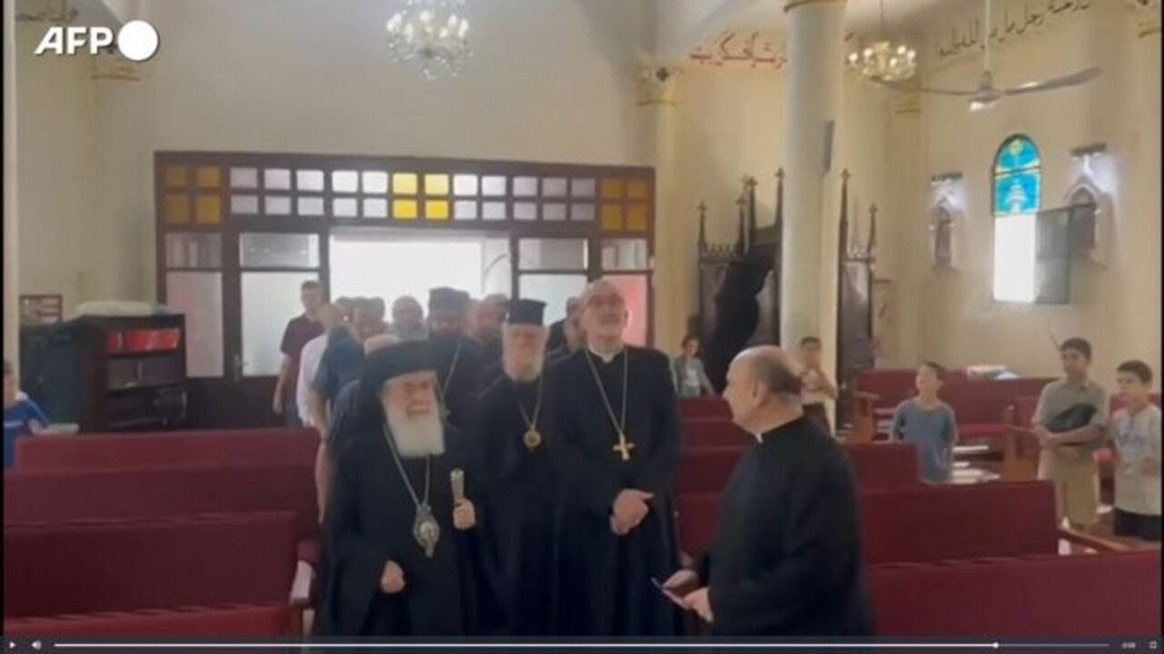 Gaza, Pizzaballa e il patriarca latino in visita nella chiesa colpita da Israele