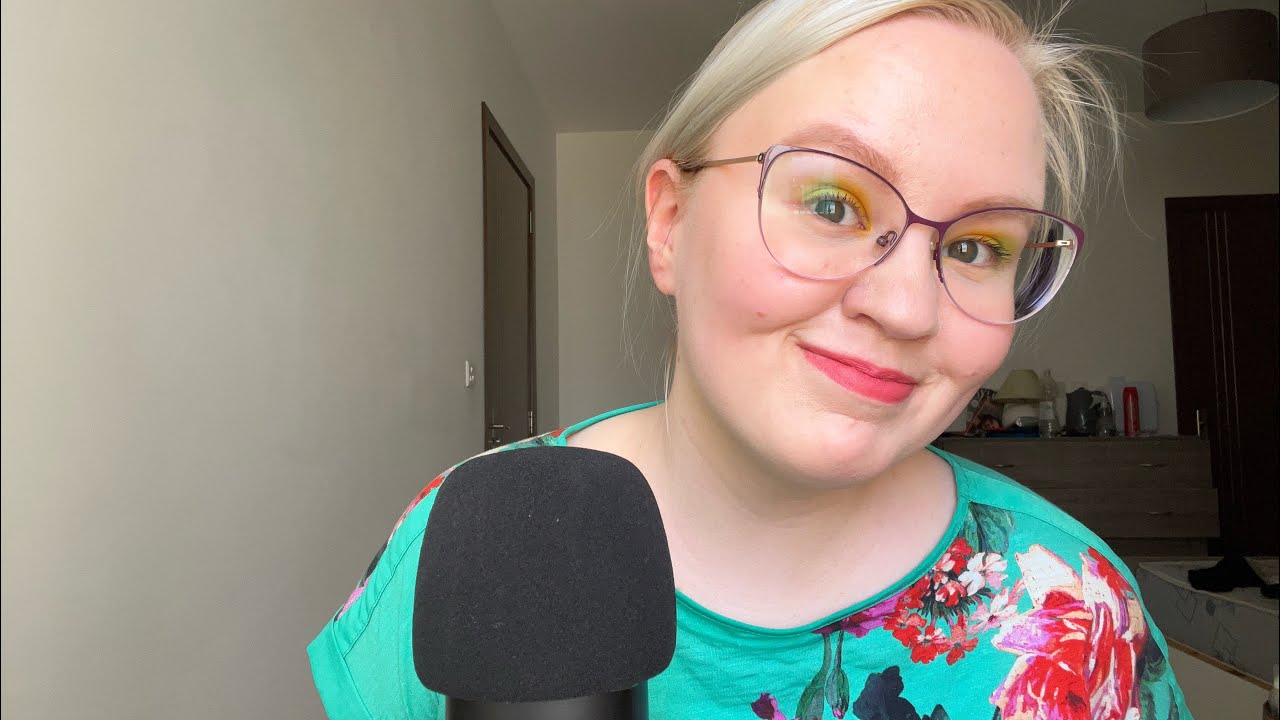 ASMR SUOMI Random höpöttelyä ja käsiliikkeitä, finger fluttering 🤓