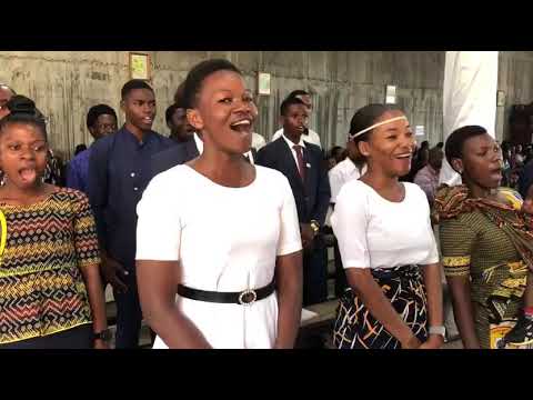 TAZAMA WANAKWAYA WALIVYOPIGA SALUTI KANISANI