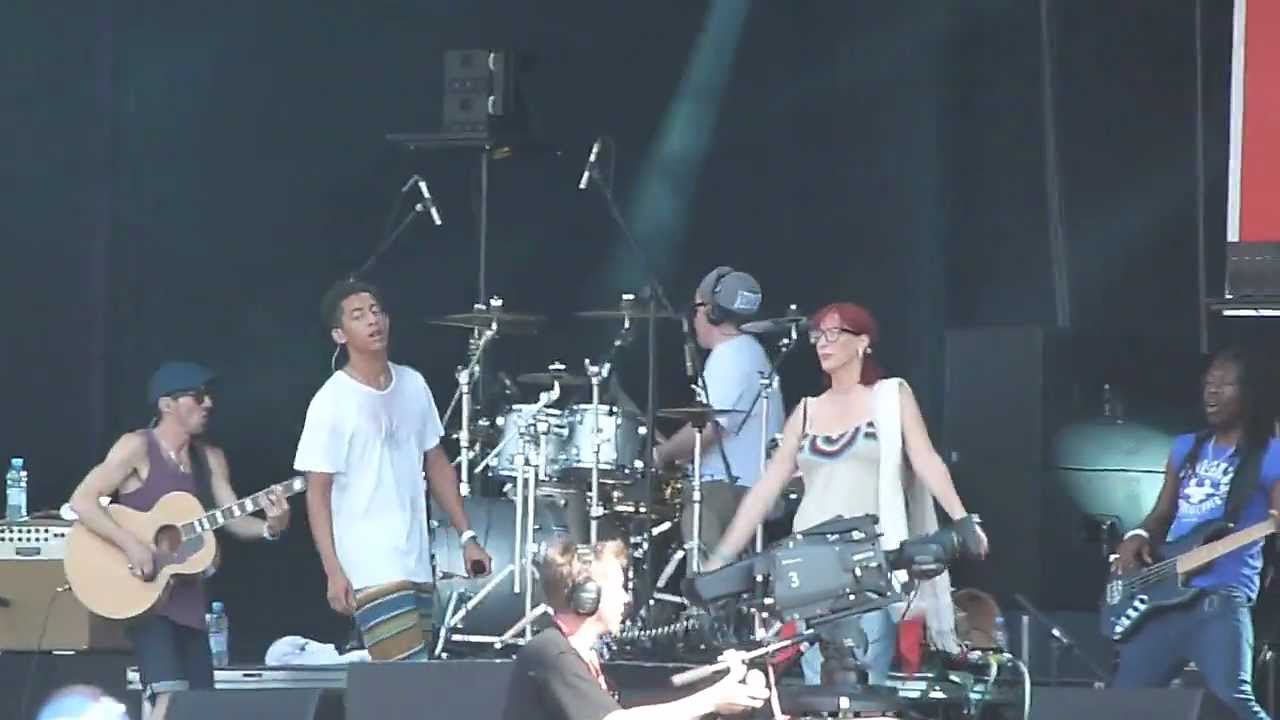 Rizzle Kicks - Jordan's mum 'Does the Hump'