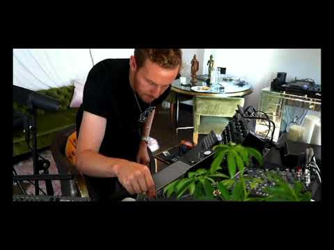 Guy Lawrence - Disclosure Making Beats!!