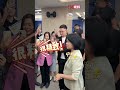 中秋将近 国台办发言人给台湾记者送花灯 记者开心接过：“很精致！”