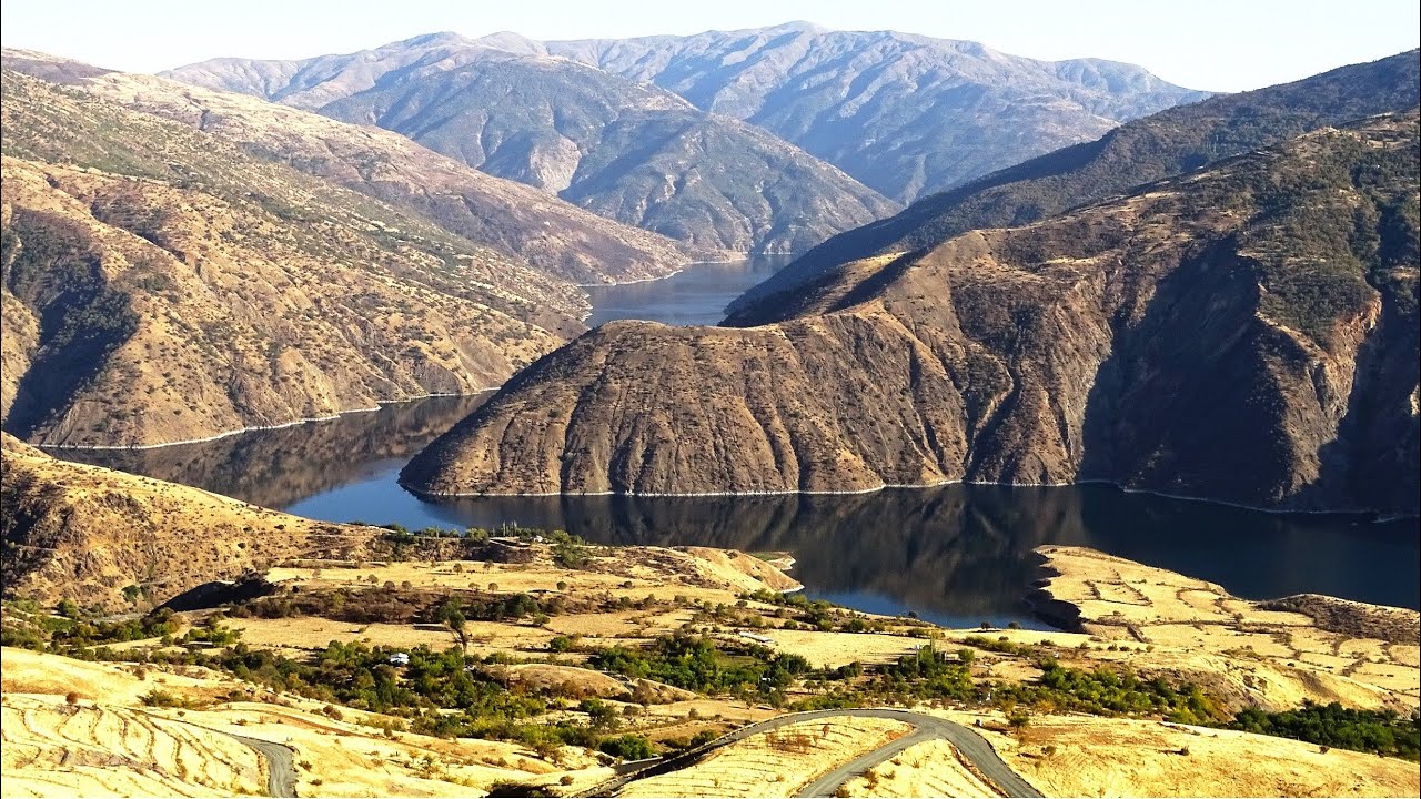 Осень в горах Восточной Анатолии | Река Евфрат между долинами