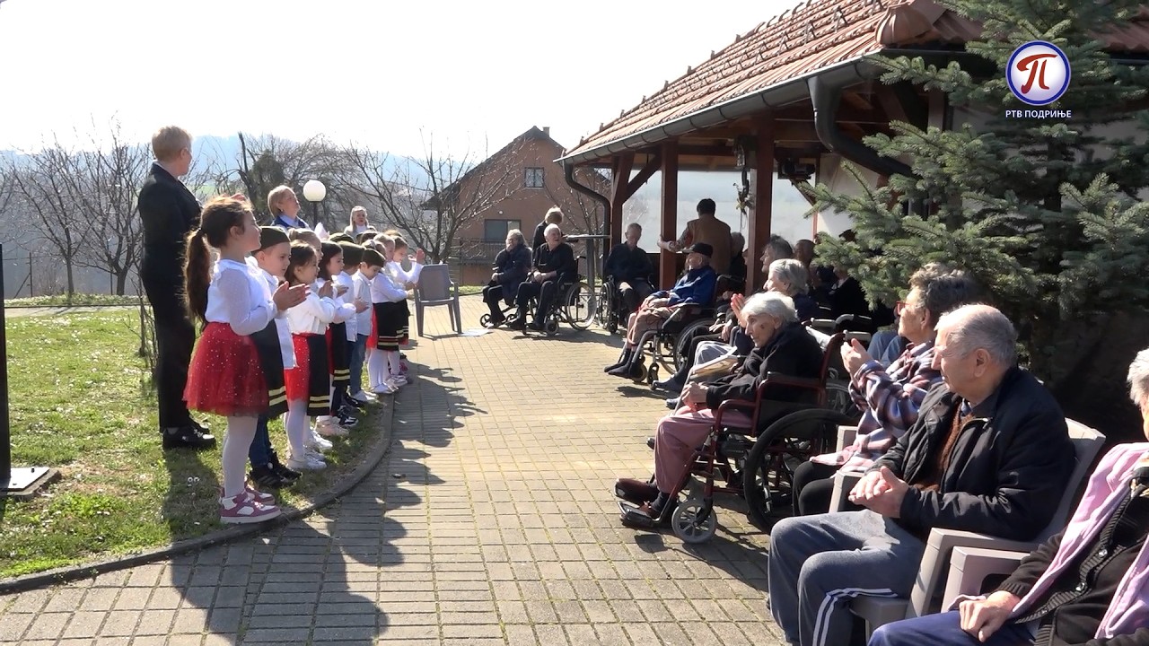 Povodom obeležavanja 8.marta, mališani iz vrtića „Mala Zvezda“ posetili starački dom u Tršiću