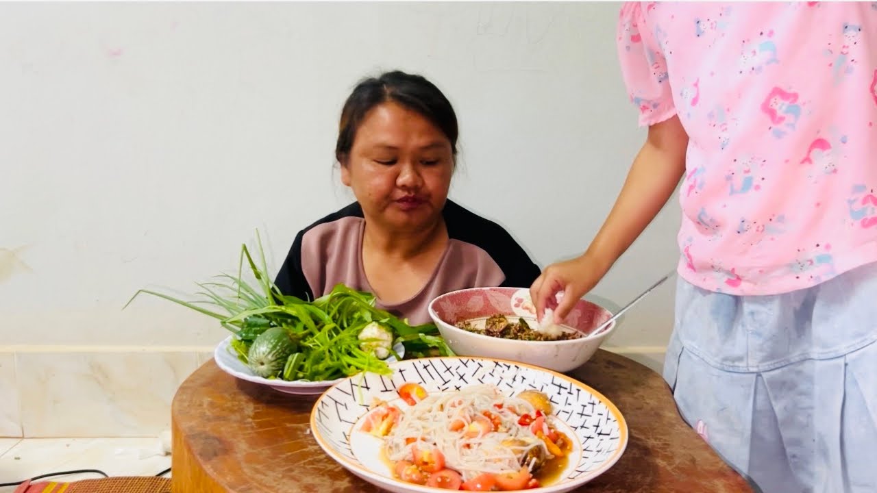 พูดเรื่องซื้อข้าวสาร50กิโลน้องมานาอยากกินเองเก่งมากตำซั่วข้าวปุ้นไข่มดแดงหามาเองมาแซ่บจ้า🙏🙏🩷🩷🥰