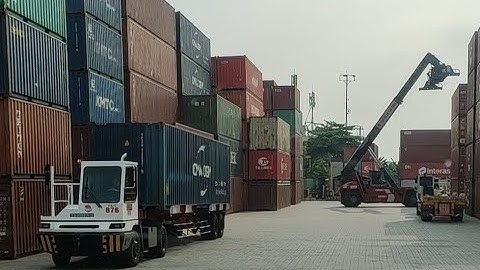 xe container, nâng hạ cont tại cảng cát lái.