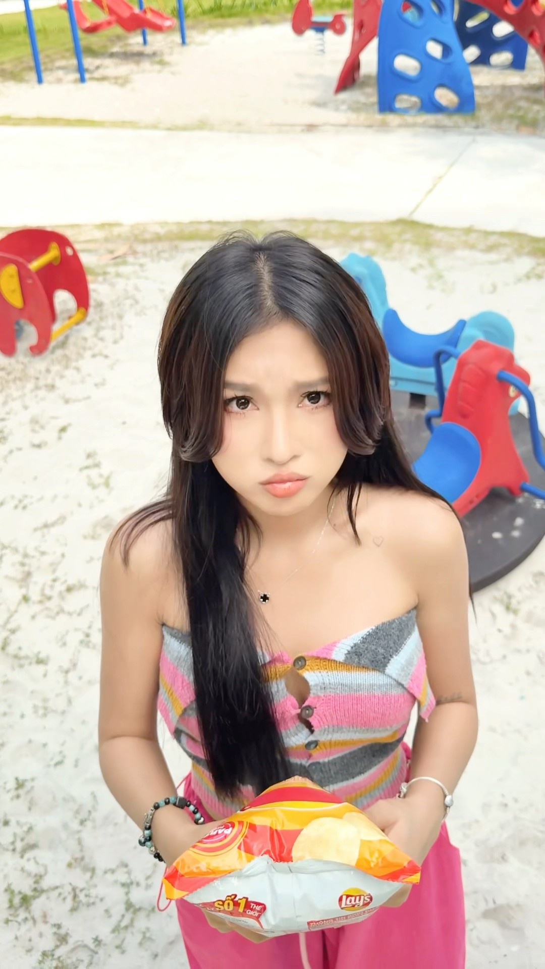 Giúp cô ấy lấy được bịch bánh ?#funny #comedy #trending #shorts