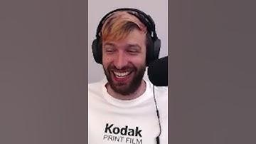 Streamer FREAKS OUT over crab attack in Stranded Deep #shorts