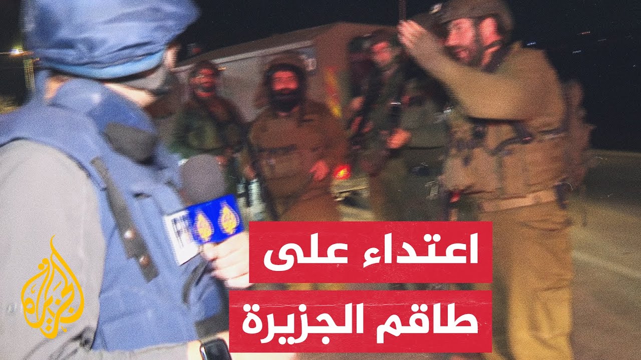 جندي إسرائيلي يضرب مصور الجزيرة راجي أبو عصفور على ظهره بعقب البندقية