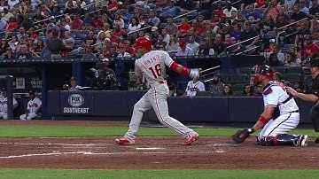 PHI@ATL: Hernandez lines an RBI single to right