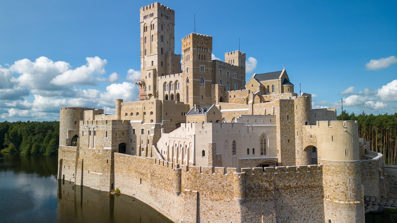 Zamek w Stobnicy z lotu ptaka. DJI mini 3 pro.