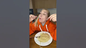 Как едят спагетти в семье.