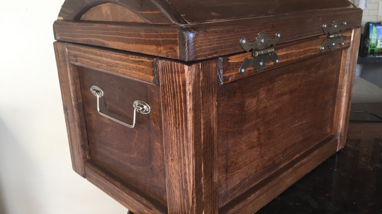 BAÚ RÚSTICO FEITO COM MADEIRA RECICLADA