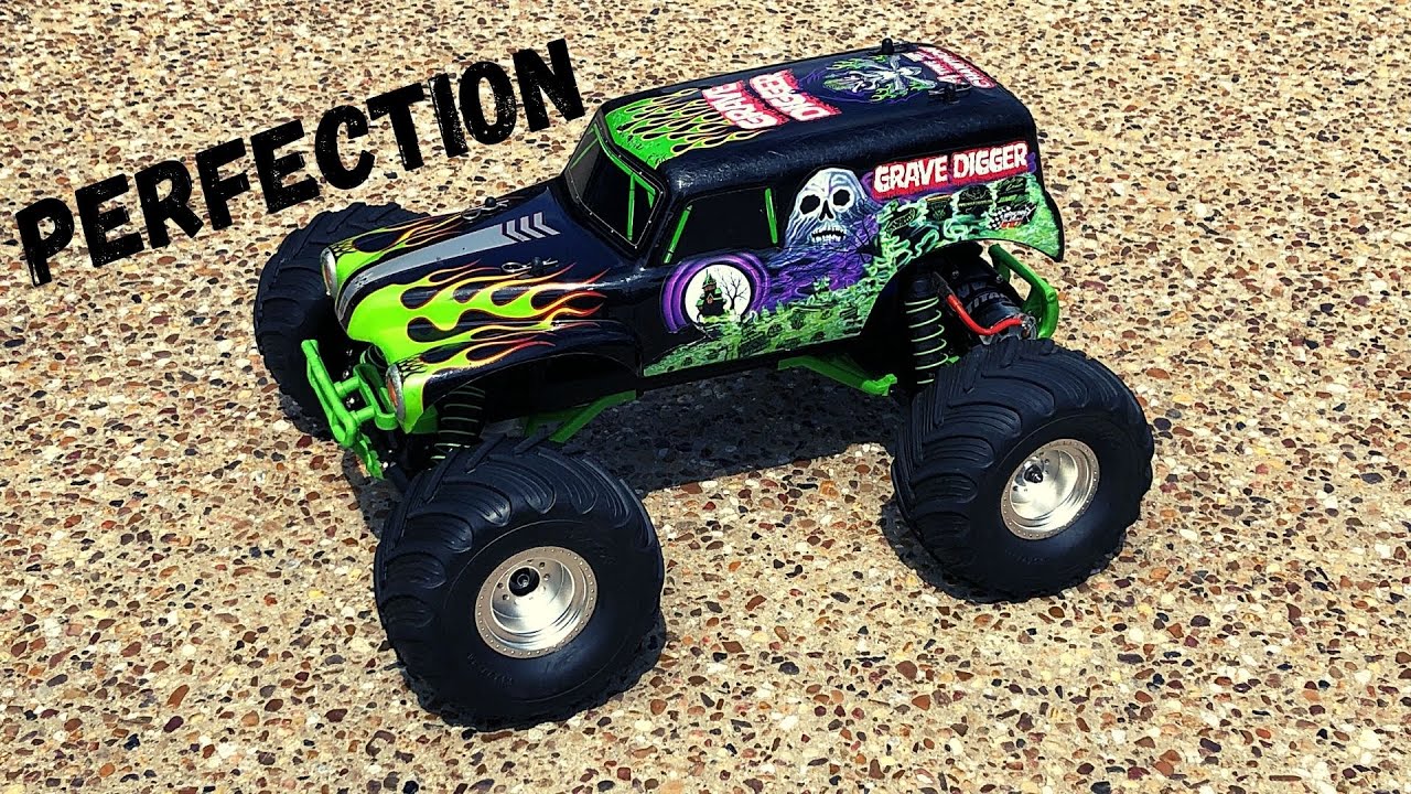 Rc update. Traxxas Grave Digger 1/16 2wd. Диггер траксас. Grave Digger автомат. Монстр трак Грейв диггер из бумаги.