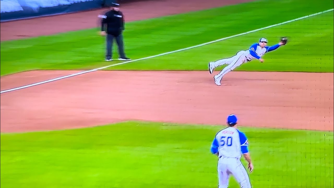 Austin Riley with a incredible defensive play vs Padres 04/08/23