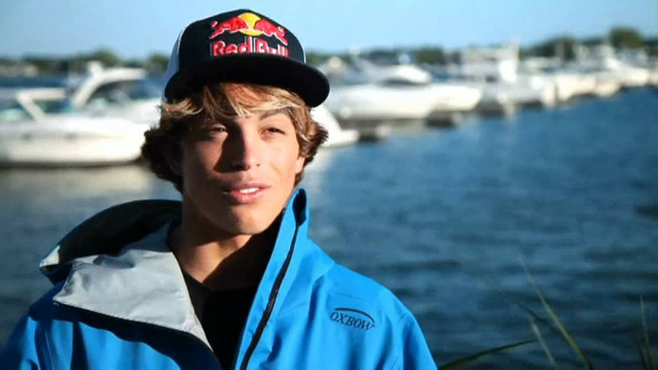 Windsurfer travels across Lake Michigan