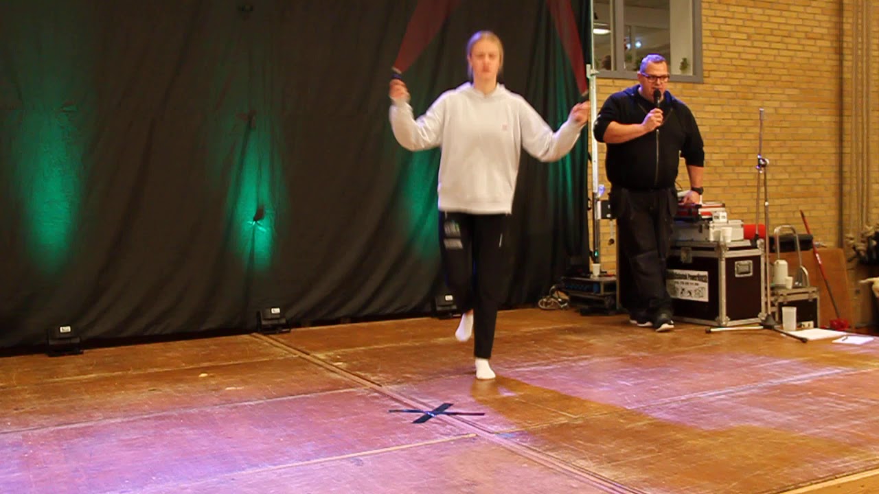 baglæns sjipninger med lukkede øjne og på 1 ben