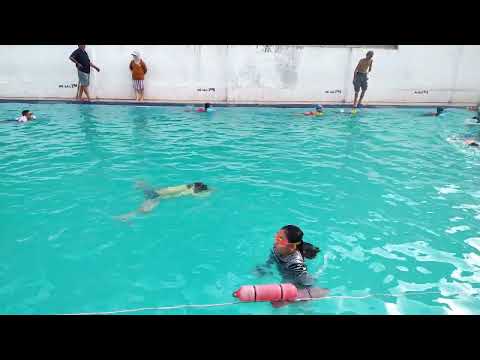 Video Bé 7 tuổi tự tin bơi ếch đúng kỹ thuật hết chiều dài... - youtube