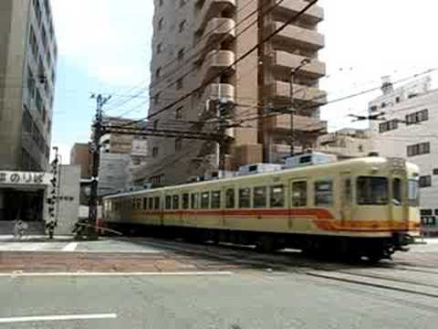 Matsuyama, Ehime Japan, One railroad company IYO TETSUDO made the railways in this city. Two railways could not avoid to cross each other. This is very rare case that railways are clossing at right angle. æ¾å±±å¸ã®ä¼äºééã®éå¤é»è»ã¨å¸åé»è»ãç´è§ã«äº¤ããå¤§æçºé§ã§ããå¤§å¤çããåæ¯ã ããã§ã