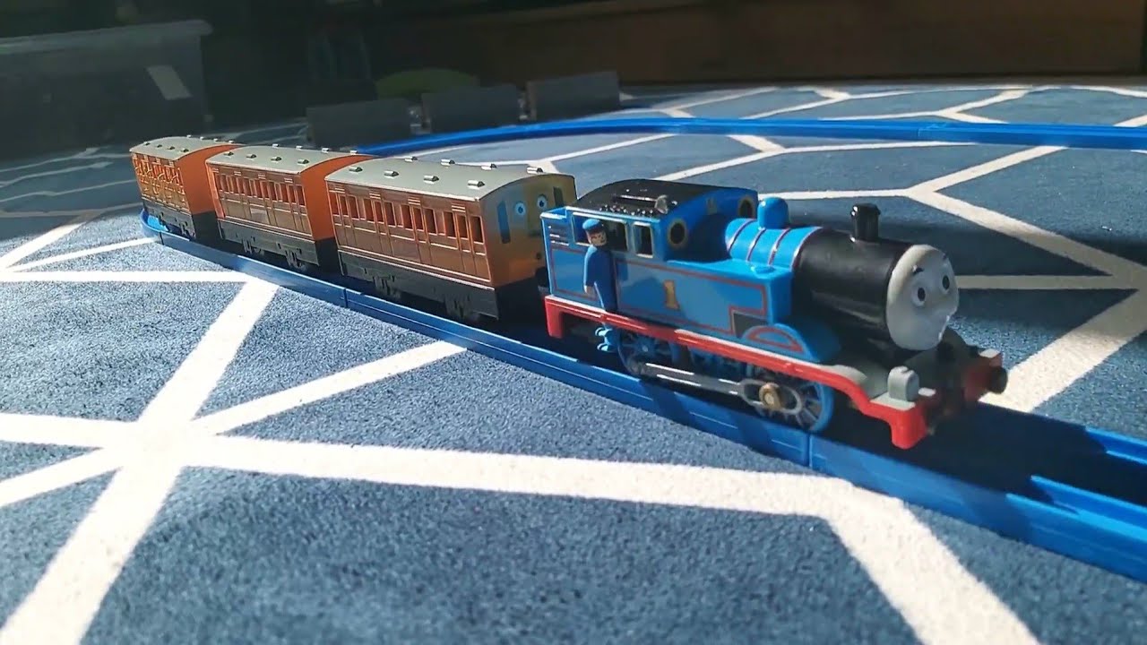 Plarail Train Run - Thomas with Annie and Clarabel and his special coach