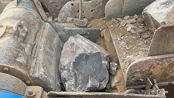 “Real Stone Crusher Power 💥 Giant Rocks Stuck in Hopper | Unstoppable Hammer Machine!”