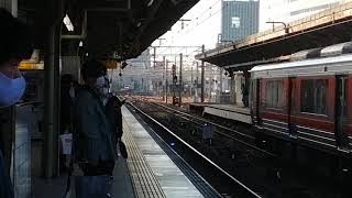 目の前で砂巻きサービスをしてくれました!。EF210 335号機牽引東京タ発福岡タ行1055レ名古屋6番線通過