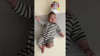 おきあがりこぼしで遊ぶ4ヶ月の赤ちゃん