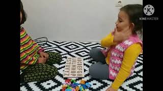 Şura kuzeni ile harf bulmaca oynuyor! Şura is playing the alphabet game with her cousin!
