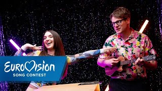 Tiny Tunes: Mae Muller aus Großbritannien (UK): "I Wrote A Song" (Ukulele) | Alles Eurovision | NDR