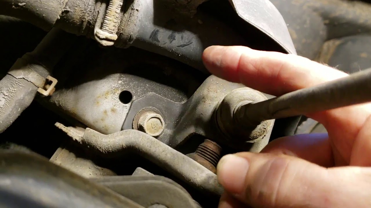 Nissan Pathfinder (2001) driver's side upper link, trailing arm bushing fail. YouTube