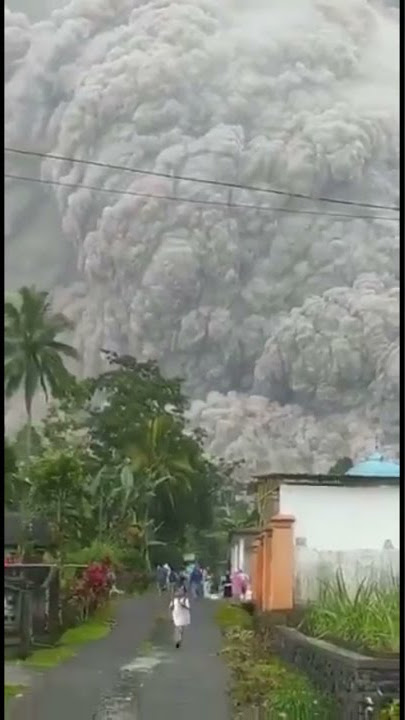Gunung Semeru Kabupaten Lumajang, Jawa Timur, mengalami erupsi, Sabtu (4/12/2021).