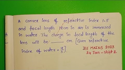 Een bolle lens met een brekingsindex van 1,5 en een brandpuntsafstand van 18 cm in lucht wordt on...