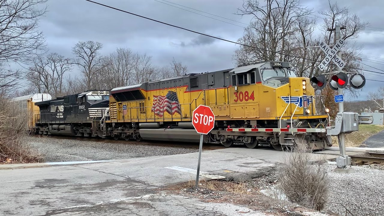 Train Speeds Through Bowl Railroad Crossing & CSX Train Under NS Bridge, Trains Behind War Memorial!