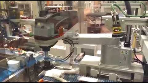 Selflocking boxes erected and filled up by robot with booklet insert + spoon
