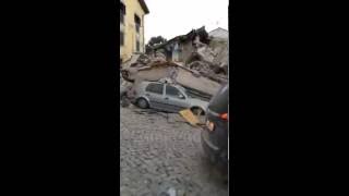 Terremoto, le macerie di Amatrice alle prime luci dell'alba