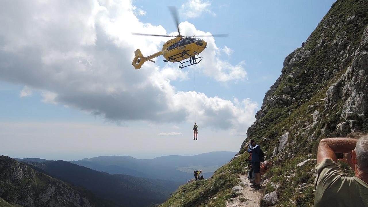 Lo spettacolare recupero di una turista in alta montagna con l'elicottero del Suem