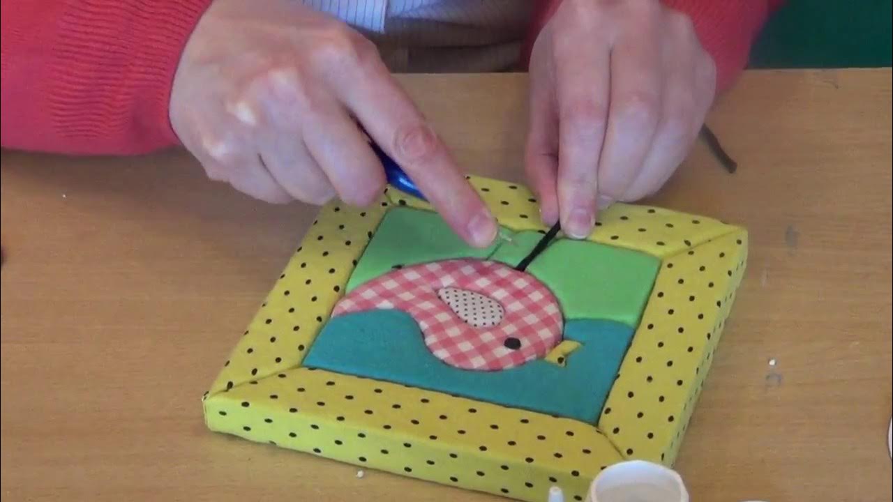 Мини юбка киген қыздар, сапалы фотолар Жалаңаш әйел жатын бөлмені жинап жатыр