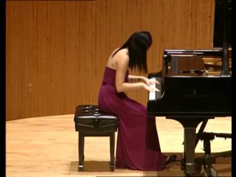 Alison Lee, age 18, piano, plays Schumann's Faschi...