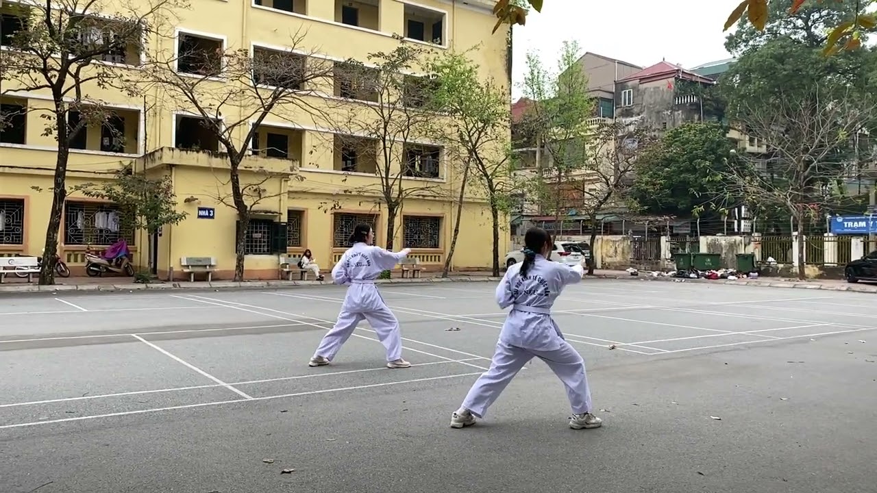 2 võ sĩ lúi và sứa tập luyện bài thi giữa kì karate 1 neu