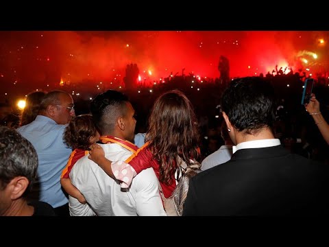 تقديم أسطوري لفالكاو من طرف جماهير جالطة سراي التركي مشهد لن يتكرر