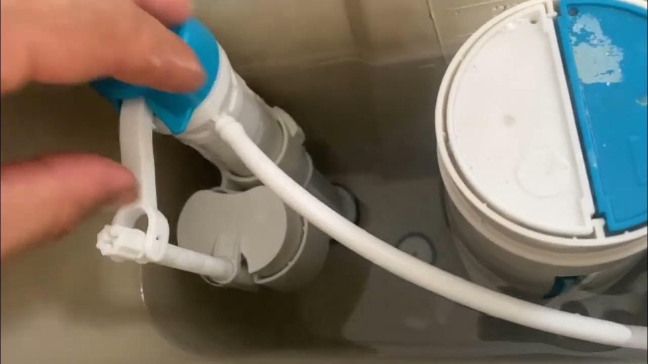 Arreglar cisterna en la que no entra agua por unos céntimos. 