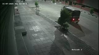 Man Caught Stealing Manhole Covers from Regal Chowk to Abi Guzar Lal Chowk Using an Auto-Rickshaw.