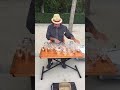 ARTISTA CALLEJERO TOCANDO CON COPAS DE VINO