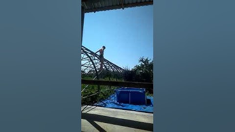 Пацан прыгает в бассейн🐳🐳🐳🏊🏊🏊