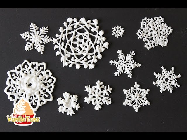 Elegant Winter Wonderland Snowflake Cake