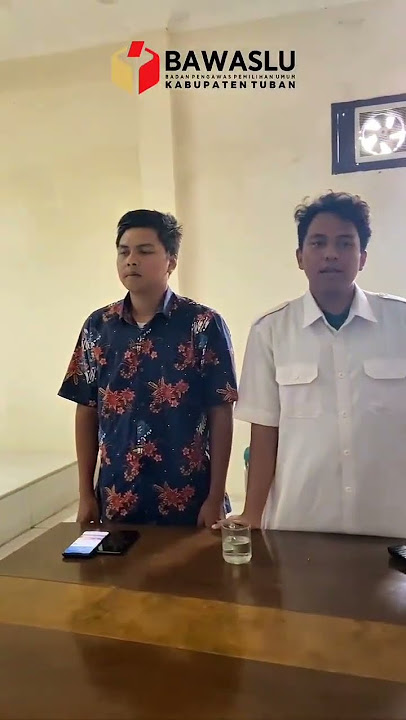 Memperdengarkan dan menyanyikan Mars Bawaslu.