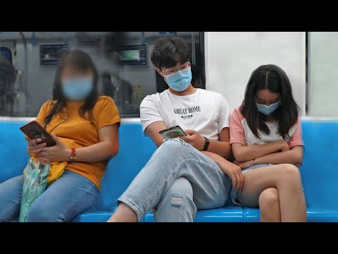 ¿Qué hacerán las personas cuando una chica es acosada en el metro?